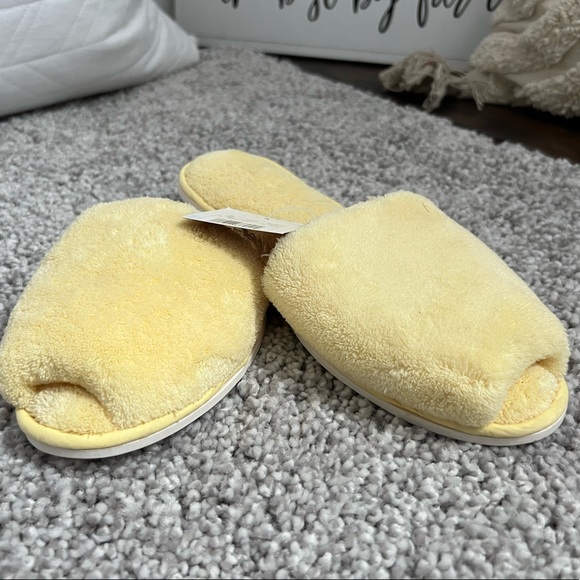 Woman’s Slip-on Slippers Yellow Soft Lightweight Size Large (9-10) NWT - Picture 2 of 12